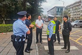 两人加起来七十岁了！哈登和威少赛前在板凳席“空气干杯”